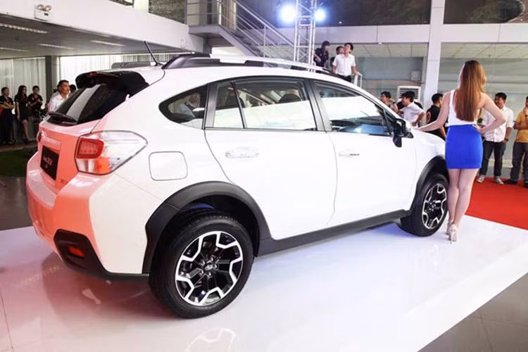 Mui xe cứng cáp hơn với baga nóc kiểu mới chuyển sang làm từ vật liệu nhôm. Cặp gương hậu của bản 2.0i-P được tích hợp đèn xi-nhan, trong khi bản 2.0i không có chi tiết này.