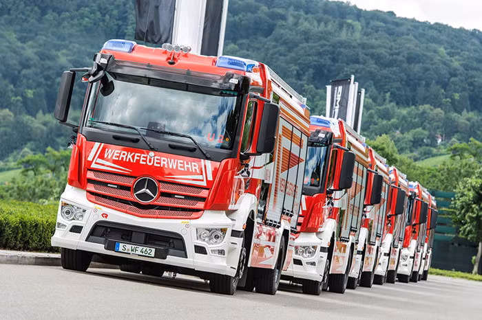 Ngoài ra, chiếc xe cũng được trang bị một súng phun nước/bọt với công suất 3.000 lít/phút (nước) ở tầm xa tới 70 mét. Bên cạnh đó nó còn được trang bị những công nghệ hiện đại, an toàn nhất của hãng xe Đức.