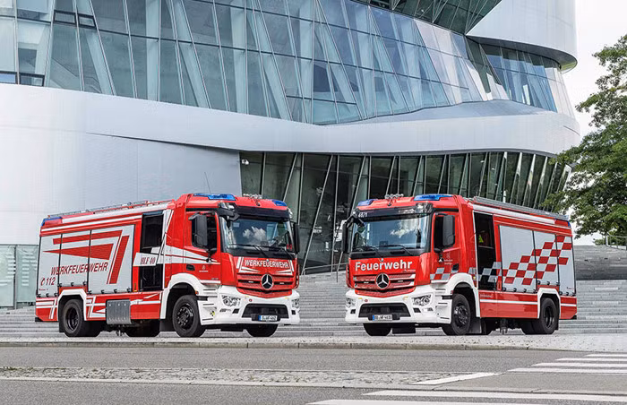 Ở các nhà máy, công tác phòng cháy chữa cháy cực kỳ quan trọng. Thậm chí với các nhà máy lớn còn thiết lập các phòng cứu hoả với trang thiết bị phương tiện hiện đại, đội ngũ chuyên nghiệp. Chính vì vậy 6 chiếc xe cứu hoả mới được đưa vào phục vụ cho các phòng cứu hoả của hai nhà máy Mercedes-Benz.