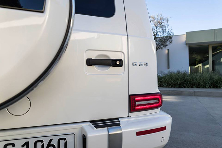 Sau đó, Minh Nhựa đã chọn gam màu trắng cho chiếc SUV hạng sang Mercedes-AMG G63 Edition 1 chính hãng của mình. Với việc lựa chọn màu trắng cho "ông vua địa hình" G63 Edition 1 mới, vị đại gia siêu xe này đã có trong tay 2 mẫu xe SUV hạng sang mang màu sơn trắng. Trước đó là siêu SUV Lamborghini Urus chính hãng.