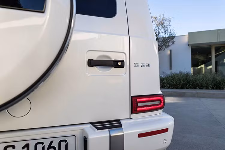 Sau đó, Minh Nhựa đã chọn gam màu trắng cho chiếc SUV hạng sang Mercedes-AMG G63 Edition 1 chính hãng của mình. Với việc lựa chọn màu trắng cho "ông vua địa hình" G63 Edition 1 mới, vị đại gia siêu xe này đã có trong tay 2 mẫu xe SUV hạng sang mang màu sơn trắng. Trước đó là siêu SUV Lamborghini Urus chính hãng.