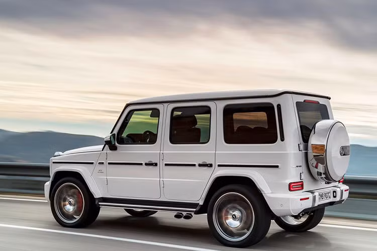 Sức mạnh của động cơ được truyền tới bánh thông qua hộp số tự động 9 cấp mới nhất của hãng Mercedes-Benz, nhờ đó, Mercedes-AMG G63 Edition 1 của Minh Nhựa đang chờ bàn giao chỉ cần 4,5 giây để tăng tốc lên 100 km/h từ vị trí đứng yên trước khi đạt vận tốc tối đa 220 km/h.