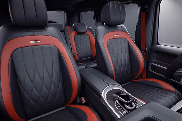 SUV hạng sang Mercedes-AMG G63 của Minh Nhựa cũng sẽ có hệ truyền động như 6 chiếc Mercedes-AMG G63 Edition 1 khác đang có mặt tại Việt Nam Xe sử dụng động cơ xăng V8, tăng áp kép, dung tích 4.0 lít, sản sinh công suất tối đa 577 mã lực và mô-men xoắn cực đại 850 Nm tại dải tua máy 2.500 - 3.500 vòng/phút.