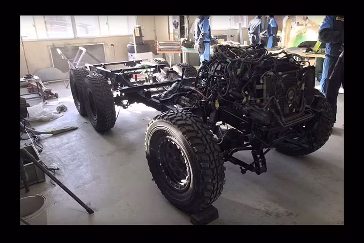 Khi nhìn bên ngoài, chiếc Mercedes-AMG G63 6x6 tự chế của nhóm sinh viên Nhật Bản có thể đánh lừa bất kỳ ai. Lưới tản nhiệt, logo, cụm đèn pha tích hợp dải đèn LED định vị ban ngày, đèn hậu và cản va trước/sau của xe đều là phụ kiện Mercedes-Benz chính hãng...