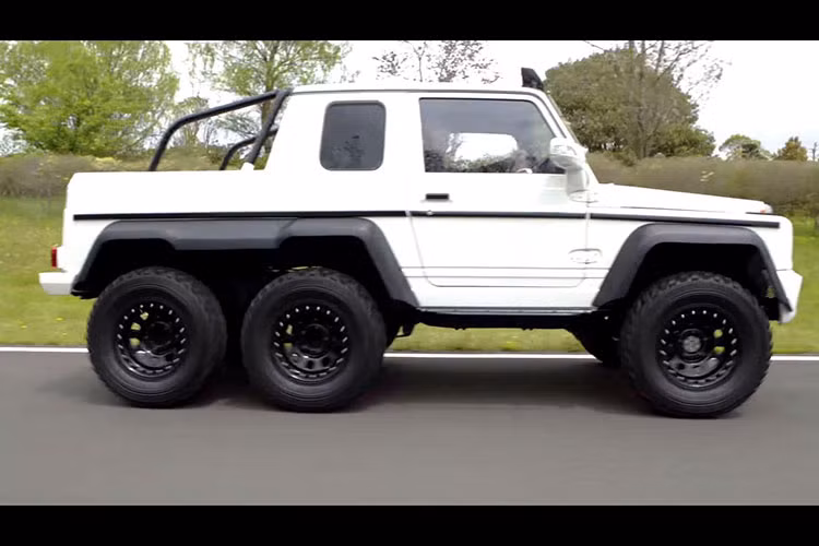 Được biết, nhóm sinh viên Nhật Bản đã sử dụng 2 chiếc Suzuki Jimny đời cũ, ra đời từ thập niên '90, để chế tạo Mercedes-AMG G63 6x6. Vì Mercedes-AMG G63 6x6 có 6 bánh nên nhóm sinh viên phải tạo ra trục thứ ba đằng sau chiếc Suzuki Jimny. Nhóm sinh viên này đã cắt khung sau của một chiếc Suzuki Jimny và ghép vào chiếc còn lại.