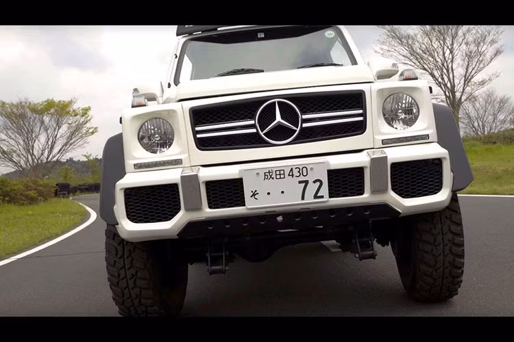 Phần thùng sau theo phong cách bán tải của chiếc siêu SUV Mercedes-AMG G63 6x6 được chế tạo hoàn toàn từ vật liệu phế thải. Ngay cả thanh chống lật và cửa thùng sau cũng được tạo ra theo phương thức tương tự.