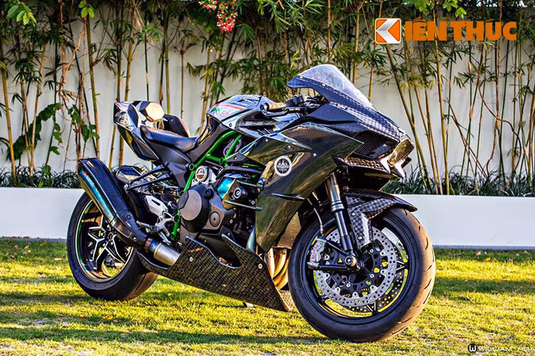 Cung cấp sức mạnh cho mẫu siêu môtô này là khối động cơ 4 xi-lanh công suất 998 cc làm mát bằng nước, kết hợp cùng một bộ siêu nạp được cung cấp bởi công ty công nghiệp nặng Kawasaki. So với phiên bản "chạy sân" H2R mạnh 300 mã lực, công suất của H2 đã được giảm xuống còn 200 mã lực để phù hợp hơn với đường phố.