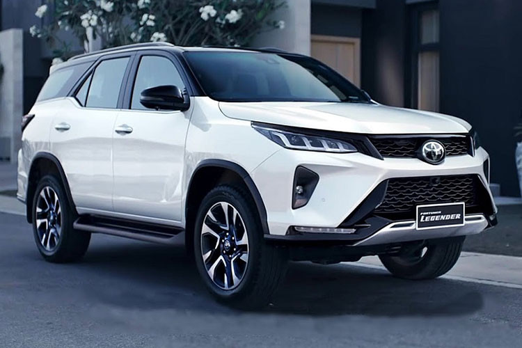 Thay vì tiết lộ thêm chi tiết về Toyota Fortuner 2022 mới, ông Konishi chỉ nói: "Chúng tôi có 2 loại hệ truyền động hybrid, 1 là full hybrid và 2 là mild hybrid. Do đó, 1 trong 2 sẽ là giải pháp của chúng tôi".