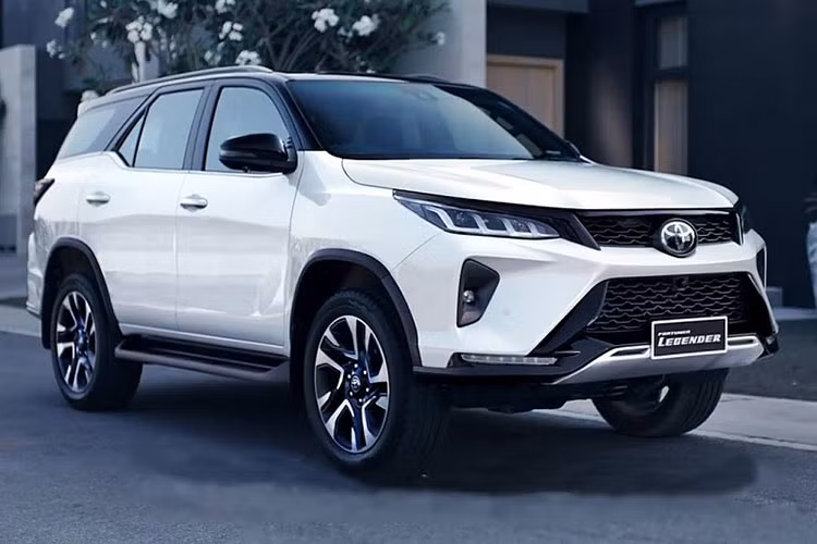 Thay vì tiết lộ thêm chi tiết về Toyota Fortuner 2022 mới, ông Konishi chỉ nói: "Chúng tôi có 2 loại hệ truyền động hybrid, 1 là full hybrid và 2 là mild hybrid. Do đó, 1 trong 2 sẽ là giải pháp của chúng tôi".