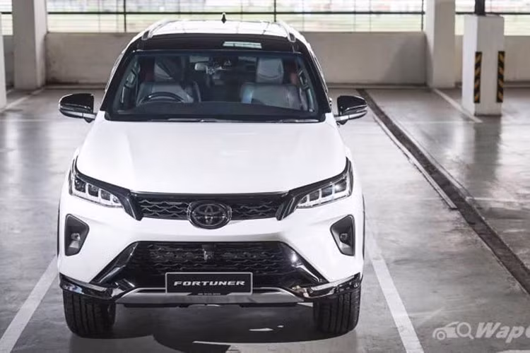 Vào năm ngoái, hãng Toyota đã chính thức vén màn phiên bản nâng cấp giữa vòng đời của dòng SUV hạng trung Fortuner. Đến nay, lại xuất hiện thông tin khẳng định hãng Toyota đang phát triển thế hệ mới của dòng SUV hạng D này. Dự kiến, Toyota Fortuner 2022 mới thế hệ tiếp theo sẽ chính thức trình làng vào năm sau.