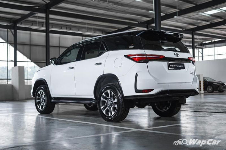 Chưa hết, Toyota Fortuner 2022 còn loại bỏ hệ thống lái thủy lực của thế hệ cũ. "Trong tương lai gần, chúng tôi sẽ giới thiệu hệ thống lái chỉnh điện EPS, giúp việc điều khiển xe trở nên dễ dàng hơn", ông Konishi tiết lộ.
