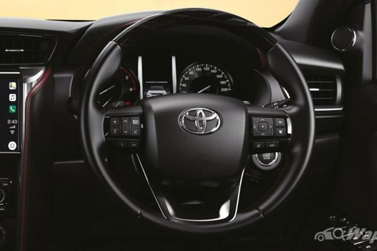 Một thay đổi đáng chú ý nữa của Toyota Fortuner thế hệ mới chính là công nghệ an toàn. Ông Konishi hứa hẹn mẫu SUV này sẽ được trang bị các hệ thống hỗ trợ người lái tiên tiến ADAS. Ở một số thị trường, Toyota Fortuner hiện đã có một số hệ thống như kiểm soát hành trình dựa trên radar, hệ thống cảnh báo va chạm sớm và cảnh báo chuyển làn đường.