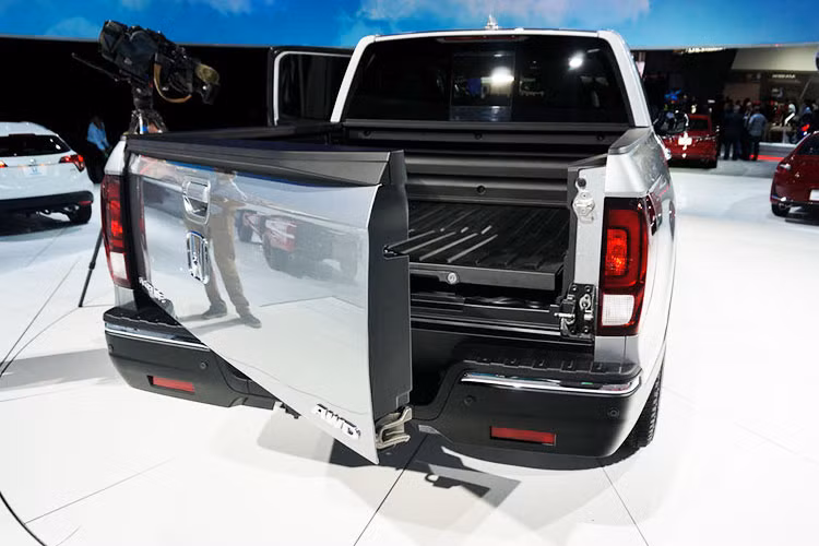 Ngoài ra, mẫu bán tải mới của hãng xe Honda còn được trang bị thêm 8 móc để cố định, bộ biến tần AC400W nằm bên phải thùng. Để tăng tính giải trí, Honda còn tích hợp hệ thống âm thanh cho thùng hàng.