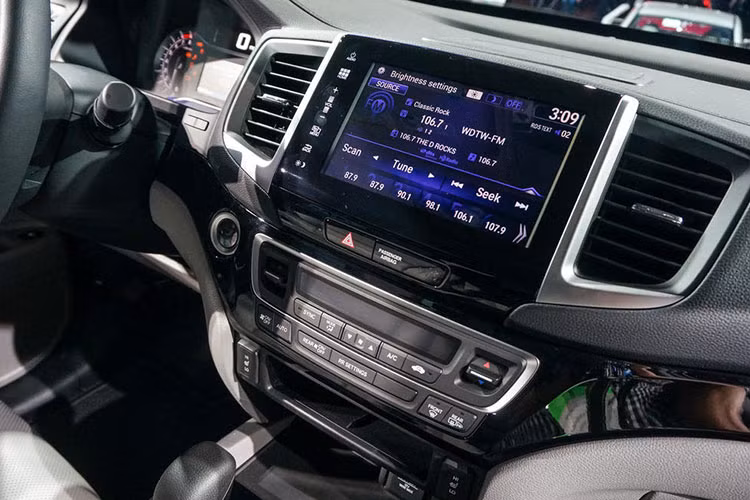 Ngoài ra, mẫu xe bán tải này còn được cung cấp các tính năng an toàn,bao gồm:hệ thống cảnh báo sai làn đường, hệ thống phanh khẩn cấp, hệ thống cảnh báo va chạm trước và hệ thống giám sát điểm mù...