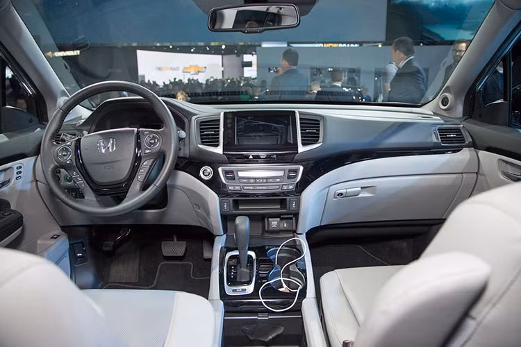 Bên trong nội thất, Ridgeline phiên bản mới nổi bật với màn hình cảm ứng 8 inch tương thích với ứng dụng Apple Carplay và Android Auto, điều hòa tự động 3 vùng, hàng ghế sau gập theo tỉ lệ 60/40.