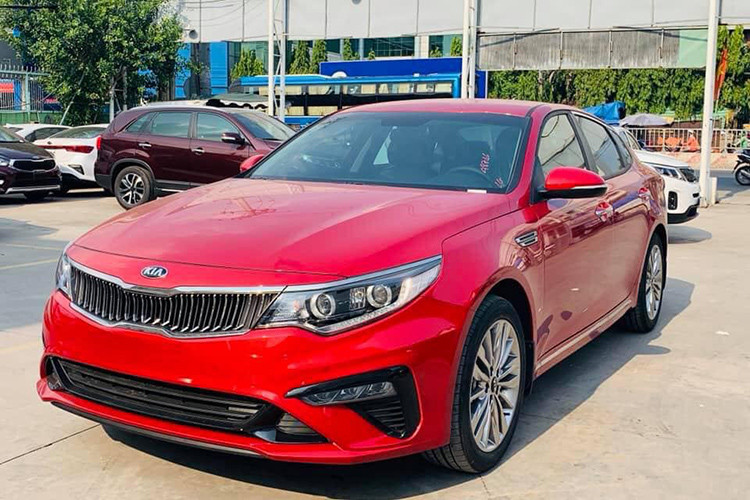 Sở hữu mức giá hấp dẫn nhất trong phân khúc sedan hạng D nhưng Kia Optima luôn là mẫu xe có doanh số thấp nhất so với các đối thủ Toyota Camry hay Mazda6. Với mức giá không thay đổi, trang bị được cập nhật và sửa đổi về thiết kế nội thất nâng thêm độ sang trọng, Kia Optima 2019 hiện đang được trước cơ hội “thoát ế”.
