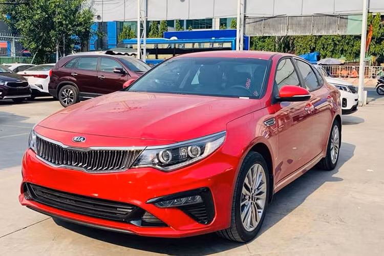 Sở hữu mức giá hấp dẫn nhất trong phân khúc sedan hạng D nhưng Kia Optima luôn là mẫu xe có doanh số thấp nhất so với các đối thủ Toyota Camry hay Mazda6. Với mức giá không thay đổi, trang bị được cập nhật và sửa đổi về thiết kế nội thất nâng thêm độ sang trọng, Kia Optima 2019 hiện đang được trước cơ hội “thoát ế”.