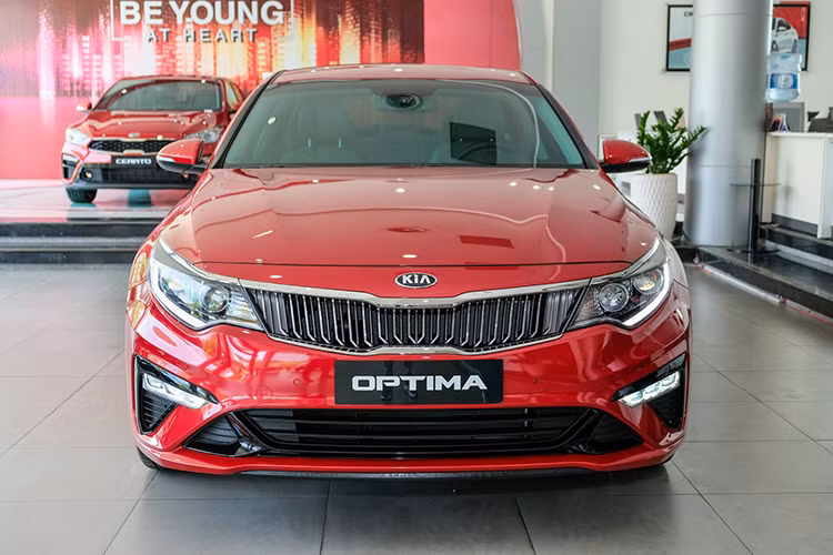 Các chi tiết ở phần đầu xe như lưới tản nhiệt vẫn giữ nguyên kiểu dáng, nhưng các thanh nan được uốn lõm vào trong có phần sang trọng hơn. Cụm đèn pha cũng như đèn hậu của xe đều sử dụng bóng LED nhưng thay đổi nhỏ về thiết kế. Phía bên dưới cản xe có hơi hướng góc cạnh, thể thao hơn, hốc gió được thiết kế rộng ra và tích hợp đèn sương mù.