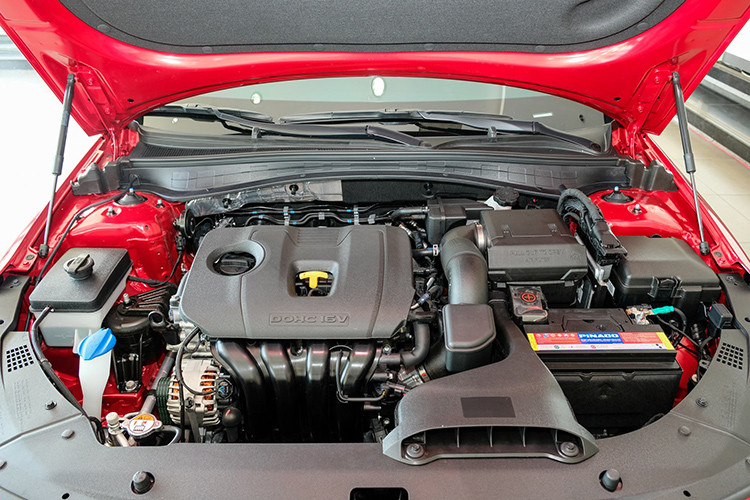 Kia Optima 2019 vẫn sẽ sử dụng 2 loại động cơ giống với phiên bản cũ. Đầu tiên, động cơ Nu dung tích 2.0L có công suất tối đa là 152 mã lực và mô-men xoắn cực đại 194 Nm. Ở bản cao cấp, động cơ Theta 2.4L sản sinh công suất tối đa 176 mã lực và mô-men xoắn cực đại 228 Nm. Cả 2 phiên bản đều được trang bị hộp số tự động 6 cấp.