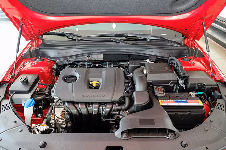 Kia Optima 2019 vẫn sẽ sử dụng 2 loại động cơ giống với phiên bản cũ. Đầu tiên, động cơ Nu dung tích 2.0L có công suất tối đa là 152 mã lực và mô-men xoắn cực đại 194 Nm. Ở bản cao cấp, động cơ Theta 2.4L sản sinh công suất tối đa 176 mã lực và mô-men xoắn cực đại 228 Nm. Cả 2 phiên bản đều được trang bị hộp số tự động 6 cấp.