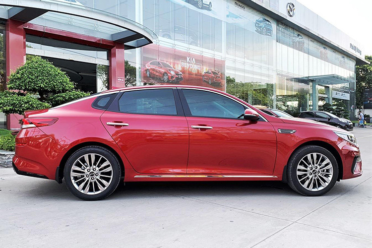 Về tổng thể, Kia Optima 2019 chỉ được nâng cấp một số thay đổi nhẹ so với phiên bản cũ, đặc biệt dễ nhận thấy ở phần đầu xe. Thân xe không có gì thay đổi so với trước đây, thiết kế đường gân cùng các thông số cũng như những chi tiết mạ crôm vẫn được giữ nguyên.
