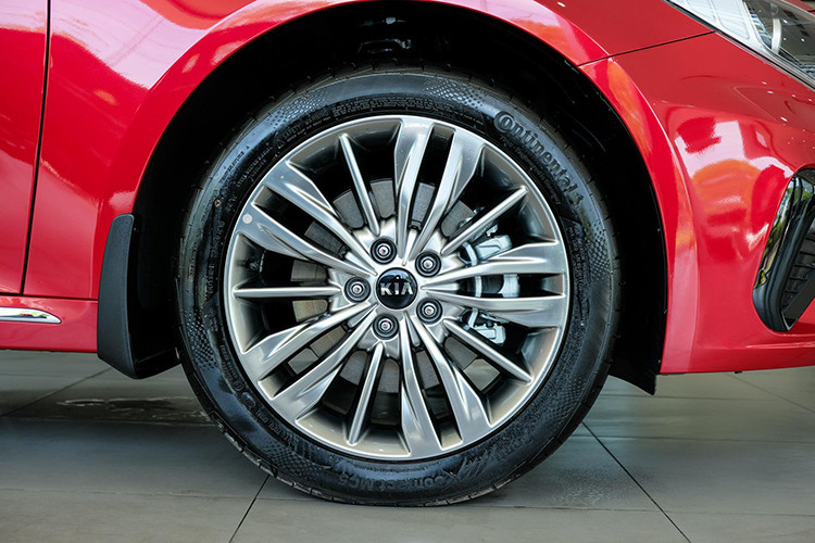 Kia Optima GT 2019 mới sẽ sở hữu bộ vành 18 inch đi kèm bộ lốp 235/45R18. Đáng chú ý là phần la-zăng của mẫu xe này có nhiều thiết kế đa dạng cho từng phiên bản khác nhau, một loại 5 chấu kép và đa chấu. Bản thường dùng ống xả đơn, trong khi bản cao cấp 2.4 GT-Line trang bị ống xả kép thể thao.