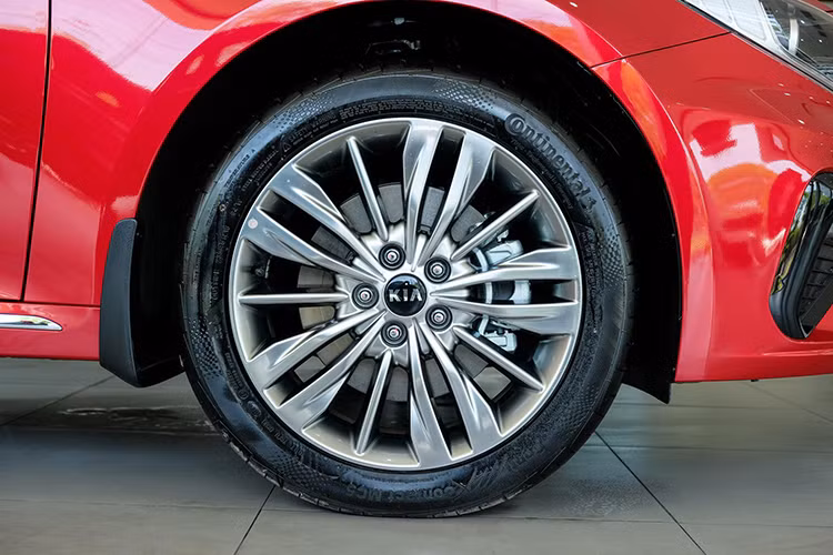 Kia Optima GT 2019 mới sẽ sở hữu bộ vành 18 inch đi kèm bộ lốp 235/45R18. Đáng chú ý là phần la-zăng của mẫu xe này có nhiều thiết kế đa dạng cho từng phiên bản khác nhau, một loại 5 chấu kép và đa chấu. Bản thường dùng ống xả đơn, trong khi bản cao cấp 2.4 GT-Line trang bị ống xả kép thể thao.