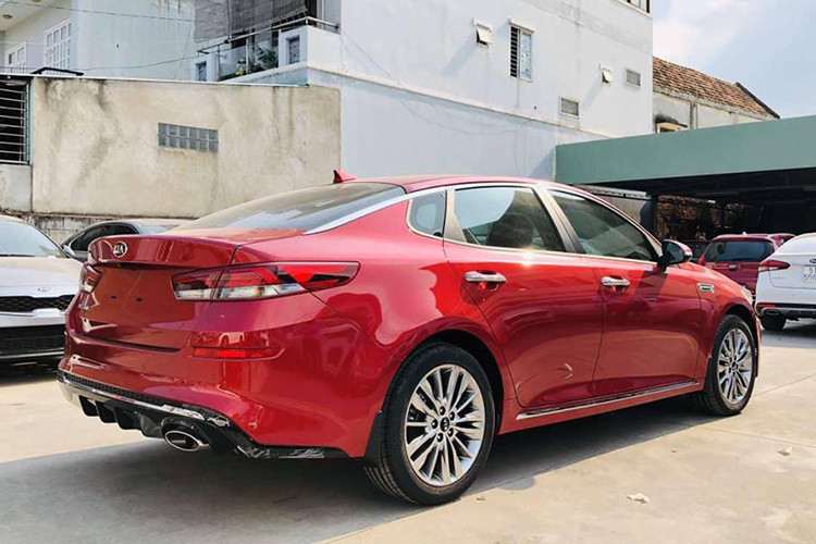 Theo thông tin từ đại lý, giá xe Kia Optima 2019 vẫn sẽ giữ ở mức khởi điểm là từ 789 triệu giống với trước đây. Trong khi đó, bản cao cấp 2.4 GT-Line sẽ được tăng giá thêm 20 triệu lên 969 triệu đồng. Mức tăng này có thể coi là… không đáng kể so với đối thủ Toyota Camry 2019 đang có giá dự kiến là 1,6 tỷ đồng.
