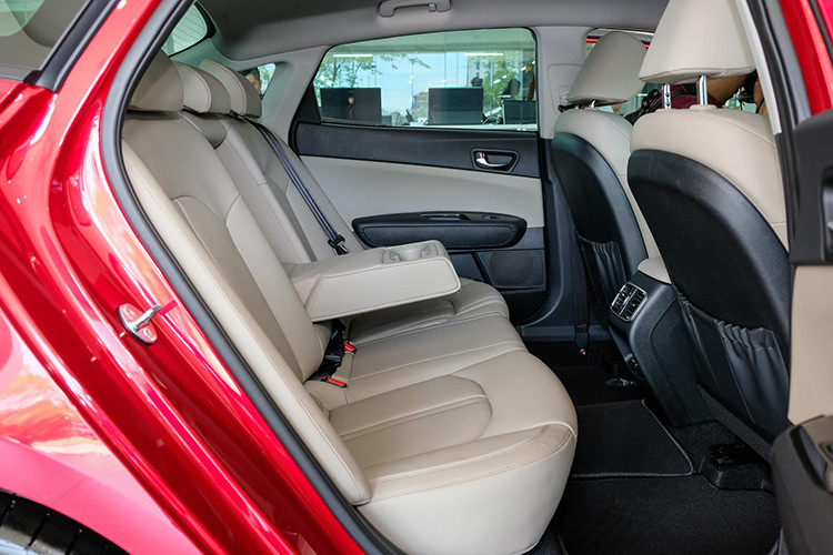 Bản cao cấp 2.4 GT-Line có ghế bọc da Nappa phối 2 màu đen-đỏ khá thể thao, đèn LED viền nội thất, ghế lái chỉnh điện 12 hướng có nhớ vị trí, ghế phụ chỉnh điện 10 hướng, vô lăng thêm tính năng sưởi, cửa sổ trời toàn cảnh, sạc không dây, hệ thống âm thanh gồm 10 loa Harman Kardon và camera 360 độ.