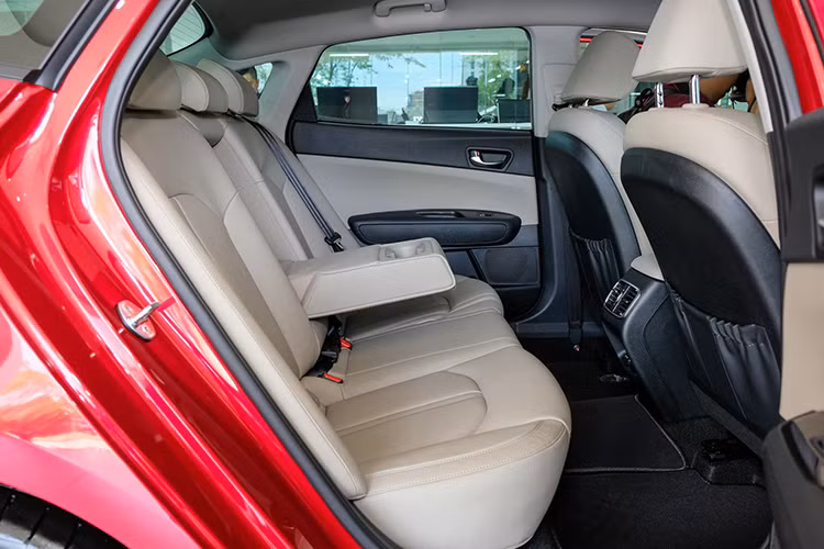 Bản cao cấp 2.4 GT-Line có ghế bọc da Nappa phối 2 màu đen-đỏ khá thể thao, đèn LED viền nội thất, ghế lái chỉnh điện 12 hướng có nhớ vị trí, ghế phụ chỉnh điện 10 hướng, vô lăng thêm tính năng sưởi, cửa sổ trời toàn cảnh, sạc không dây, hệ thống âm thanh gồm 10 loa Harman Kardon và camera 360 độ.