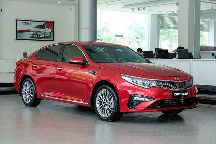 Dù chưa có buổi ra mắt chính thức tại thị trường Việt Nam, mẫu sedan hạng D Kia Optima 2029 mới đã cập bến một số đại lý chính hãng trong nước. Cụ thể, bản nâng cấp giữa vòng đời vẫn sẽ được lắp ráp trong nước. Tuy nhiên, thay vì được chia thành 3 phiên bản như trước đây, Optima 2019 sẽ chỉ có 2 phiên bản gồm 2.0 AT và 2.4 GT Line.
