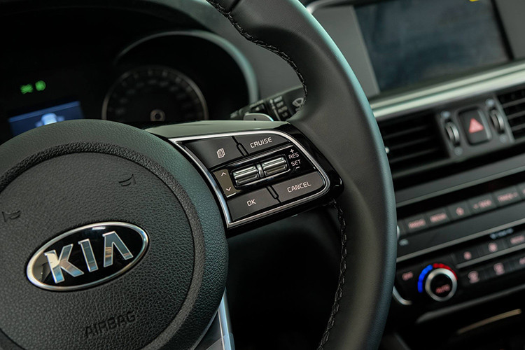 Cửa gió điều hòa, bảng điều khiển trung tâm cũng được thiết kế lại trông hiện đại và sang trọng hơn trước đây đồng thời có vẻ hơi nghiêng về phía người lái giống với phong cách của một số mẫu BMW đời mới. Ngoài ra, người dùng có thể lựa chọn thêm trang bị là màn hình hiện thị kính lái HUD.