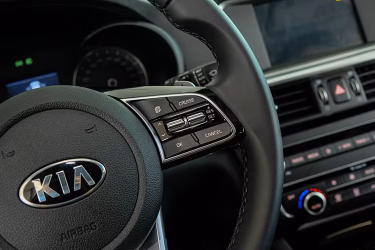 Cửa gió điều hòa, bảng điều khiển trung tâm cũng được thiết kế lại trông hiện đại và sang trọng hơn trước đây đồng thời có vẻ hơi nghiêng về phía người lái giống với phong cách của một số mẫu BMW đời mới. Ngoài ra, người dùng có thể lựa chọn thêm trang bị là màn hình hiện thị kính lái HUD.