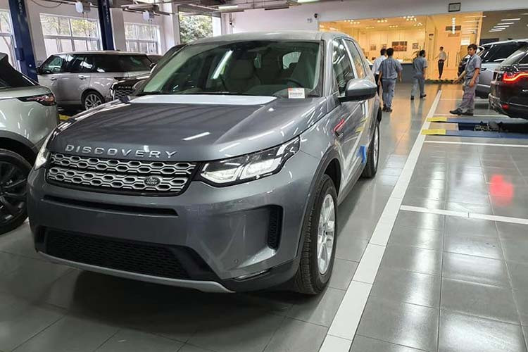Về thiết kế tổng thể, Land Rover Discovery 2020 vẫn mang đặc trưng riêng của gia đình Land Rover với ngôn ngữ thiết kế nam tính và dứt khoát. Để tạo sự mới mẻ trên phiên bản mới, Discovery 2020 sở hữu bộ đèn chiếu sáng chính dạng LED với 2 tầng đèn pha-cos ấn tượng. Bên cạnh cụm đèn chiếu sáng chính được tái thiết kế còn là cụm đèn hậu dạng LED cách điệu không kém phần hiện đại.