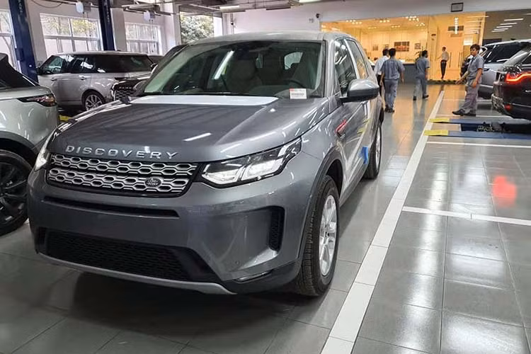 Về thiết kế tổng thể, Land Rover Discovery 2020 vẫn mang đặc trưng riêng của gia đình Land Rover với ngôn ngữ thiết kế nam tính và dứt khoát. Để tạo sự mới mẻ trên phiên bản mới, Discovery 2020 sở hữu bộ đèn chiếu sáng chính dạng LED với 2 tầng đèn pha-cos ấn tượng. Bên cạnh cụm đèn chiếu sáng chính được tái thiết kế còn là cụm đèn hậu dạng LED cách điệu không kém phần hiện đại.