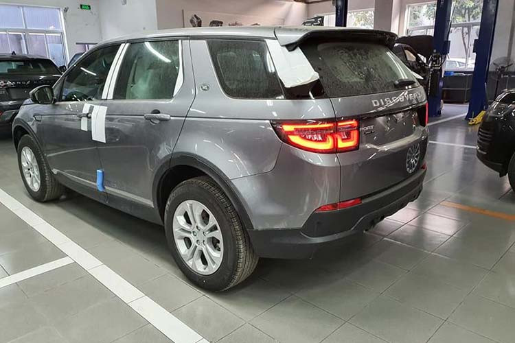 Mẫu xe SUV Land Rover Discovery 2020 cũng dễ dàng tạo sự nổi bật nhờ khả năng off-road "thành thần" và chất quý tộc Anh trong phong cách thiết kế. Tuy vậy, giá bán cao vẫn chính là trở ngại khiến Discovery 2020 khó tiếp cận tới khách hàng.