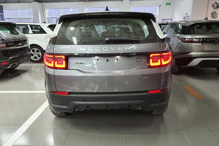 Từ phía sau, những thay đổi tương tự như cản sau thiết kế mới che giấu cụm ống xả và đèn hậu LED đồ hoạ lại sắc sảo hơn trước. La-zăng của xe cũng được tái thiết kế nhưng đáng chú ý là trên các phiên bản cao cấp.