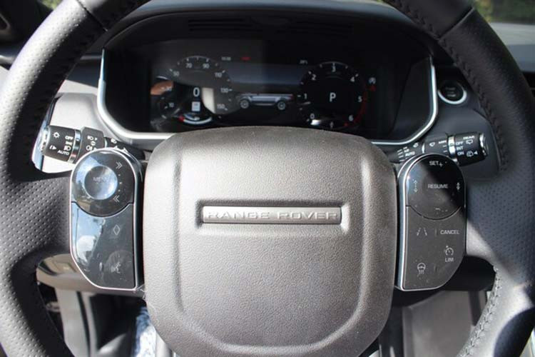 Về nội thất, Land Rover Discovery 2020 cũng mang trong mình sự nâng cấp đáng kể từ các chi tiết trang bị như vô-lăng 3 chấu, cụm màn hình đôi cho hai tác vụ giải trí và điều chỉnh điều hoà, hệ thống thông tin giải trí thông minh thế hệ mới...