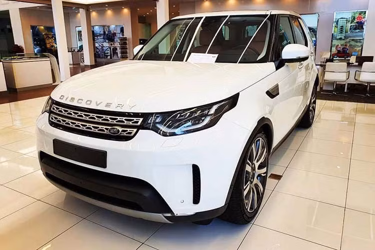 Về truyền động, xe sở hữu khối động cơ 4 xy-lanh tăng áp cho ra công suất tối đa 240 mã lực và mô-men xoắn cực đại 340 Nm. Đi kèm với đó là hộp số tự động 9 cấp và hệ dẫn động AWD. Giá xe Land Rover Discovery 2020 chính hãng khởi điểm từ 2,8 tỷ đồng tại thị trường Việt Nam.