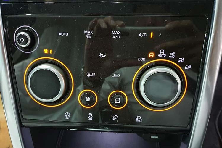 Ngoài ra, chất liệu được sử dụng để chế tạo ghế ngồi bên trong Land Rover Discovery 2020 có tên Luxtex, được dệt từ sợi polyester tái chế và hứa hẹn thân thiện với môi trường, mềm mại và bền bỉ hơn.