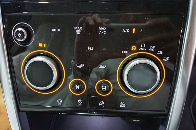 Ngoài ra, chất liệu được sử dụng để chế tạo ghế ngồi bên trong Land Rover Discovery 2020 có tên Luxtex, được dệt từ sợi polyester tái chế và hứa hẹn thân thiện với môi trường, mềm mại và bền bỉ hơn.