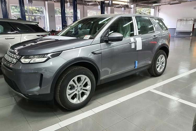 So với phiên bản tiền nhiệm, mẫu Land Rover Discovery 2020 mới tuy chỉ là một phiên bản nâng cấp giữa vòng đời nhưng lại chứa đựng rất nhiều sự nâng cấp đáng chú ý và hiện đại. Đáng chú ý là khi đặt cạnh các đối thủ như Audi Q5 hay Mercedes-Benz GLC nó có phần nhỉnh hơn.