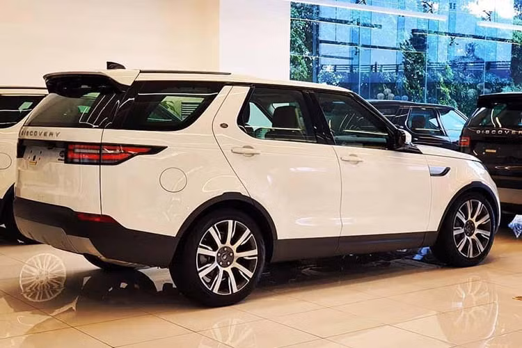 Land Rover Discovery 2020 được sử dụng chung hệ thống khung gầm PTA mới được phát triển từ đời D8, tương tự như mẫu Evoque 2020 với độ cứng vững cao hơn 13%. Đồng thời, hệ khung gầm này cũng giúp giảm tiếng ồn từ việc vận hành của xe vào khoang cabin.