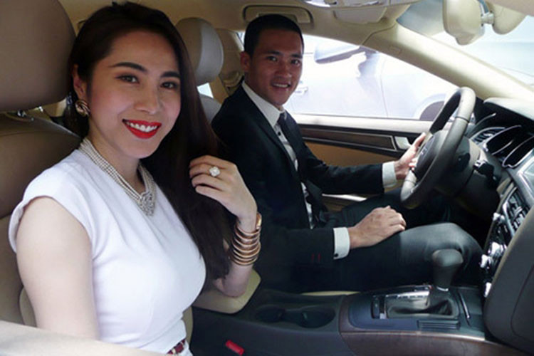 Khoảng 2 năm trở lại đây, Thủy Tiên - Công Vinh nhận được sự yêu thích đặc biệt của cộng đồng mạng cũng như người dân khi thường xuyên xuất hiện tại các "điểm nóng" để hỗ trợ các hoàn cảnh gặp khó khăn...