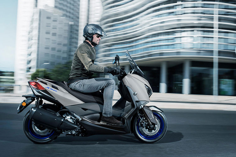 Các trang bị khác trên Yamaha XMax 300 2021 gồm hệ thống đèn pha LED, chìa khóa thông minh, màn hình hiển thị LCD, ngăn chứa đồ dưới yên xe có thể để được 2 mũ bảo hiểm… Phần yên xe cũng được thiết kế mới, đồng thời Yamaha cũng trang bị hệ thống kiểm soát lực kéo (TCS) cho XMax 300 2021.