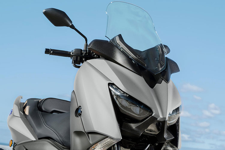 Theo đó, Yamaha Xmax 300 thế hệ mới vừa được ra mắt tại Đài Loan với 5 màu mới bao gồm các màu như: Xám đen (Grey Dark Grey), Xanh Nhám (Matte Dark Blue), Xám mờ (Matte Light Gray Dark Grey), Đen xám (Matte Dark Grey Black), và Đỏ Nhám (Matte Dark Red) chỉ được sản xuất giới hạn dành cho thị trường châu Á.