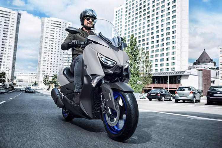 Hiện tại, giá xe Yamaha XMAX 300 2021 tại Đài Loan vẫn chưa được tiết lộ. Thế nhưng, tại thị trường Châu Âu thì mẫu xe tay ga maxi-scooter tầm trung này đang có giá bán khoảng 130 triệu đồng và có nhiều khả năng sẽ đánh chiếm thị trường Đông Nam Á trong thời gian tới.