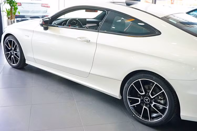 Đi kèm theo xe là bộ la-zăng hợp kim 5 chấu kép có kích thước 19 inch đi kèm với đĩa phanh trước đục lỗ, kẹp phanh trước in logo Mercedes-Benz. Ngoài ra còn có một hệ thống phanh lớn hơn với các đĩa phanh hiệu suất cao có đường kính 360 mm ở bánh trước và 320 mm ở bánh sau.