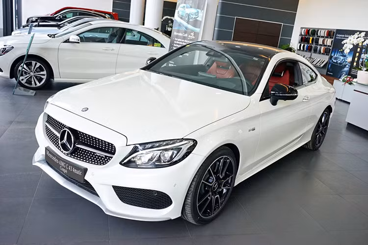 Với những ai không đủ tài chính để mua chiếc C63 AMG, Mercedes-Benz sẽ mang đến lựa chọn C43 AMG với giá thấp hơn. Tất nhiên, sức mạnh của mẫu xe này không thể so sánh được với người anh em của mình. Về thiết kế, Mercedes C43 AMG Coupe phiên bản 2017 mới có ngoại hình không khác nhiều so với người tiền nhiệm C63 Coupe.