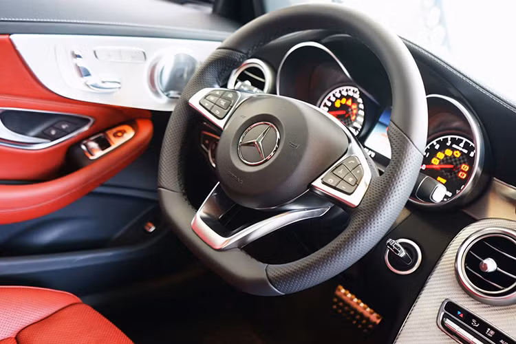 Tương tự ngoại thất, nội thất của chiếc xe cũng có nhiều chi tiết chia sẻ với "đàn anh" C63 AMG như tay lái thể thao vát góc dưới, ghế ngồi ôm sát tương tự nhiều dòng xe đua, bọc da với đường chỉ thêu nổi bật.